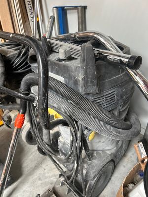 une photo d'un aspirateur et d'autres outils dans un garage