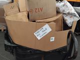 des cartons empilés sur un chariot dans un entrepôt