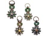 trois paires de boucles d'oreilles ornées de pierres vertes et jaunes