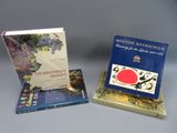 deux livres posés l'un à côté de l'autre sur une table