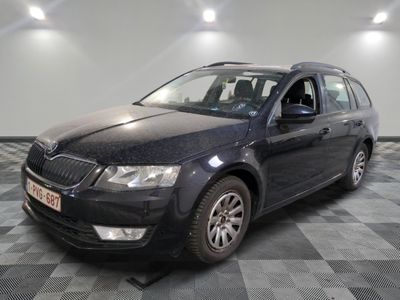 une photo d'une voiture noire garée dans une pièce
