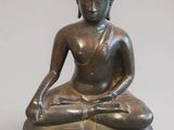 statue en bronze représentant un Bouddha assis sur un socle