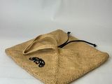 un petit sac surmonté d'un cordon de serrage