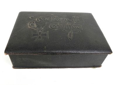 une petite boîte noire portant une inscription sur un fond blanc