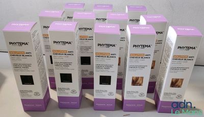 six boîtes de produits de soins capillaires Phytma posées sur une table