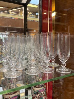Suite de 17 flûtes à champagne en verre