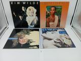 trois albums vinyles comprenant divers titres d'artistes féminins et masculins