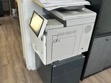 une imprimante posée sur une armoire dans une pièce