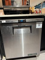 Un caisson réfrigéré TRUE positif inox une porte