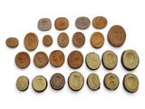 un assortiment de pièces anciennes et récentes sur un fond blanc