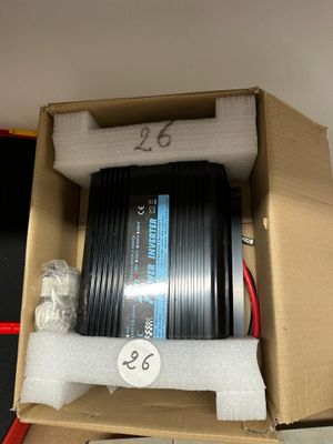 une boîte remplie de fils posée sur une table