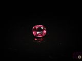 gros plan d'un diamant rose sur une surface noire