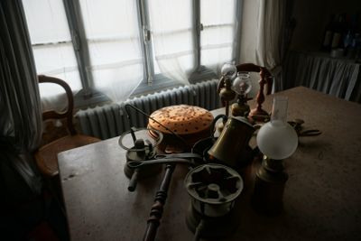 un gâteau posé sur une table devant une fenêtre