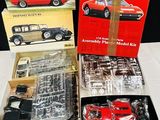 Trois modèles réduits de Ferrari dans leur boîte sont posés les uns à côté des autres sur une table
