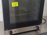 un micro-ondes posé sur une table dans une cuisine