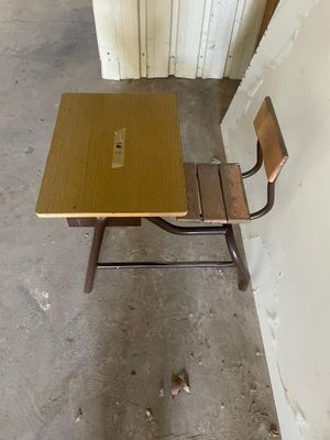 1 bureau ecole avec chaise- plateaux bois mauvais etat -dime…