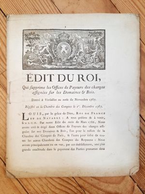 un vieux livre posé sur une table en bois