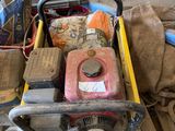 un petit chariot rempli d'outils posé par terre