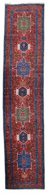 un tapis rouge, bleu et vert sur fond blanc