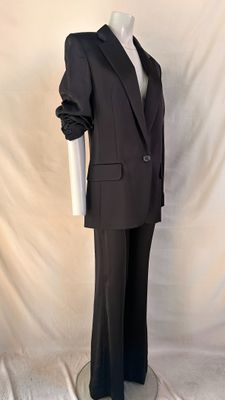 an image of a woman ' s suit on a mannequin base