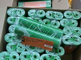 plusieurs rouleaux de film alimentaire vert dans une boîte