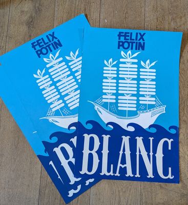 deux affiches bleues et blanches avec un bateau au milieu