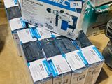 une pile de cartons, les uns sur les autres, par terre