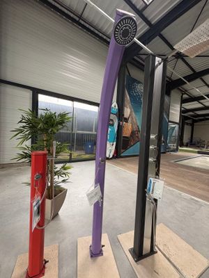 une grande salle de sport couverte équipée d'une pomme de douche violette et d'une autre violette