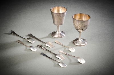 des couverts et des cuillères posés côte à côte sur une table
