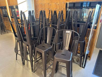 beaucoup de chaises qui se trouvent dans une pièce