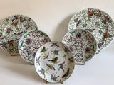 trois assiettes à motifs différents posées sur une surface blanche