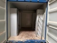 Container maritime bleu aménagé en sanitaires (photo 3)