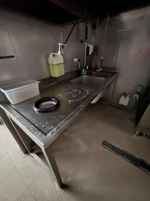 une cuisine avec un évier et une cuisinière