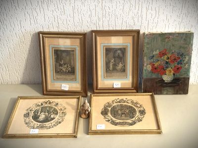 trois photos encadrées représentant des fleurs et un vase de fleurs posé sur une table