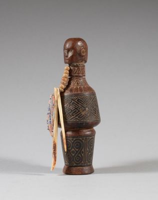 figurine en bois représentant une femme portant un chapeau et une canne