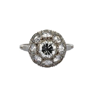 gros plan d'une bague en diamant sur fond blanc