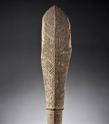 une statue égyptienne en bois sculpté représentant la tête d'une femme