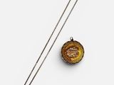 un collier plaqué or composé d'une chaîne et d'un petit pendentif