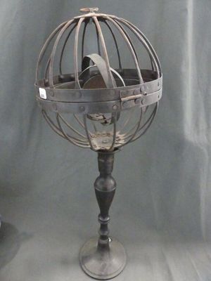 un oiseau dans une cage posée sur une table