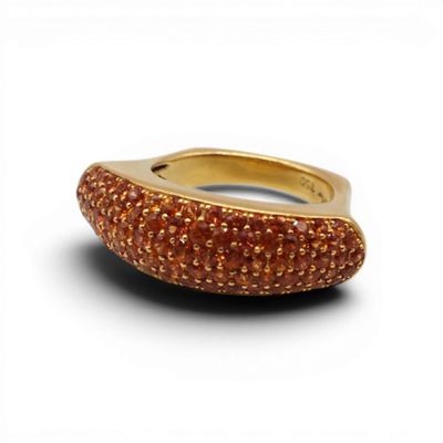 un gros plan d'une bague ornée de pierres orange