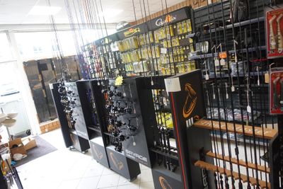 de nombreux modèles de cannes à pêche exposés dans un magasin