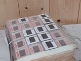 une pile de livres posée sur une table, à côté d'une tasse de café