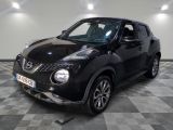 une photo d'un SUV Nissan Juke noir garé sur un sol à damier