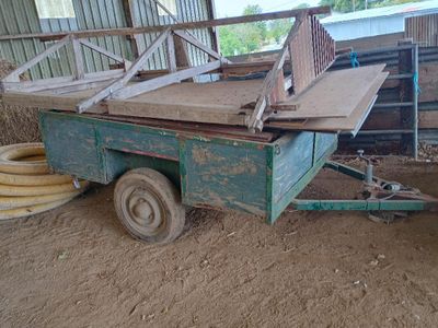 une petite remorque avec une table en bois à l'arrière