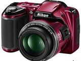 L'appareil photo numérique Nik est rouge et est équipé d'un objectif.