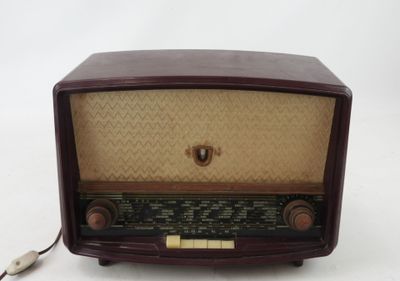 an old fashioned radio sitting on top of a white surface
