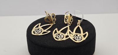 une paire de boucles d'oreilles en or ornées d'un motif d'oiseau