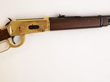 un vieux fusil avec une crosse plaquée laiton sur fond blanc
