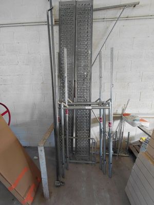 une photo d'un chariot élévateur dans un entrepôt