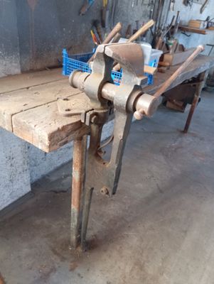 une photo d'un établi dans un atelier, sur lequel sont posés des outils